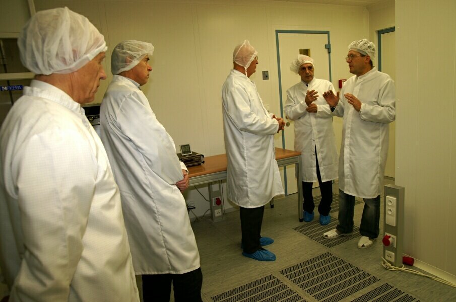 The cleanroom for dry and wet etching - the area of class 10000.