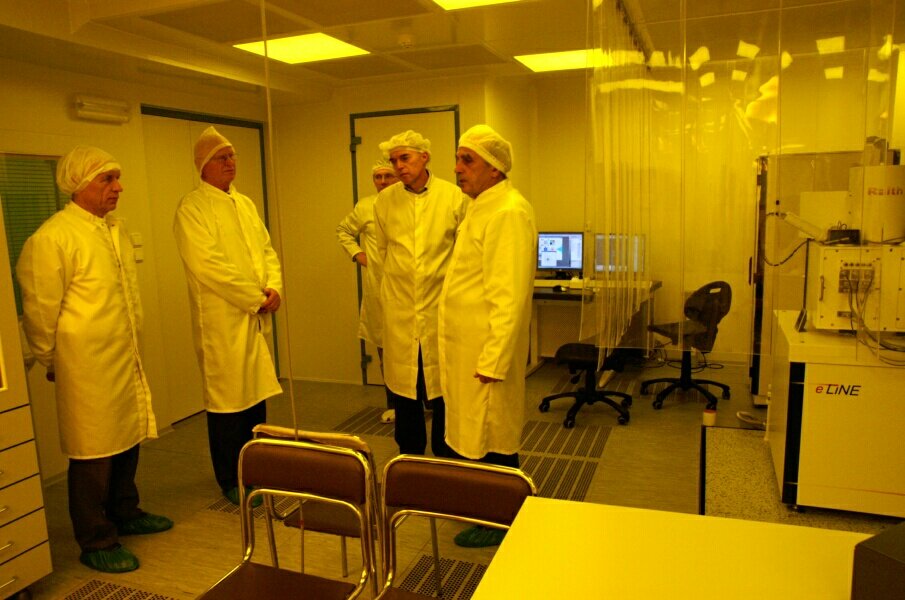 The cleanroom (of the basic class 1000) for lithography comprises 2 laminar zones (class 100). The EBL tool on the right.